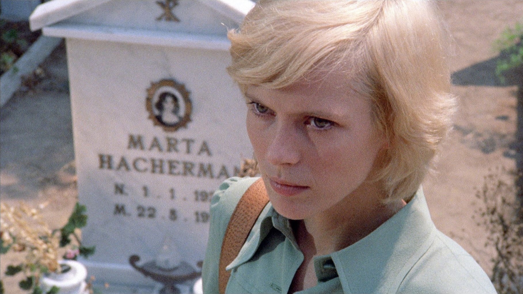 Hölgy feketében parfümje