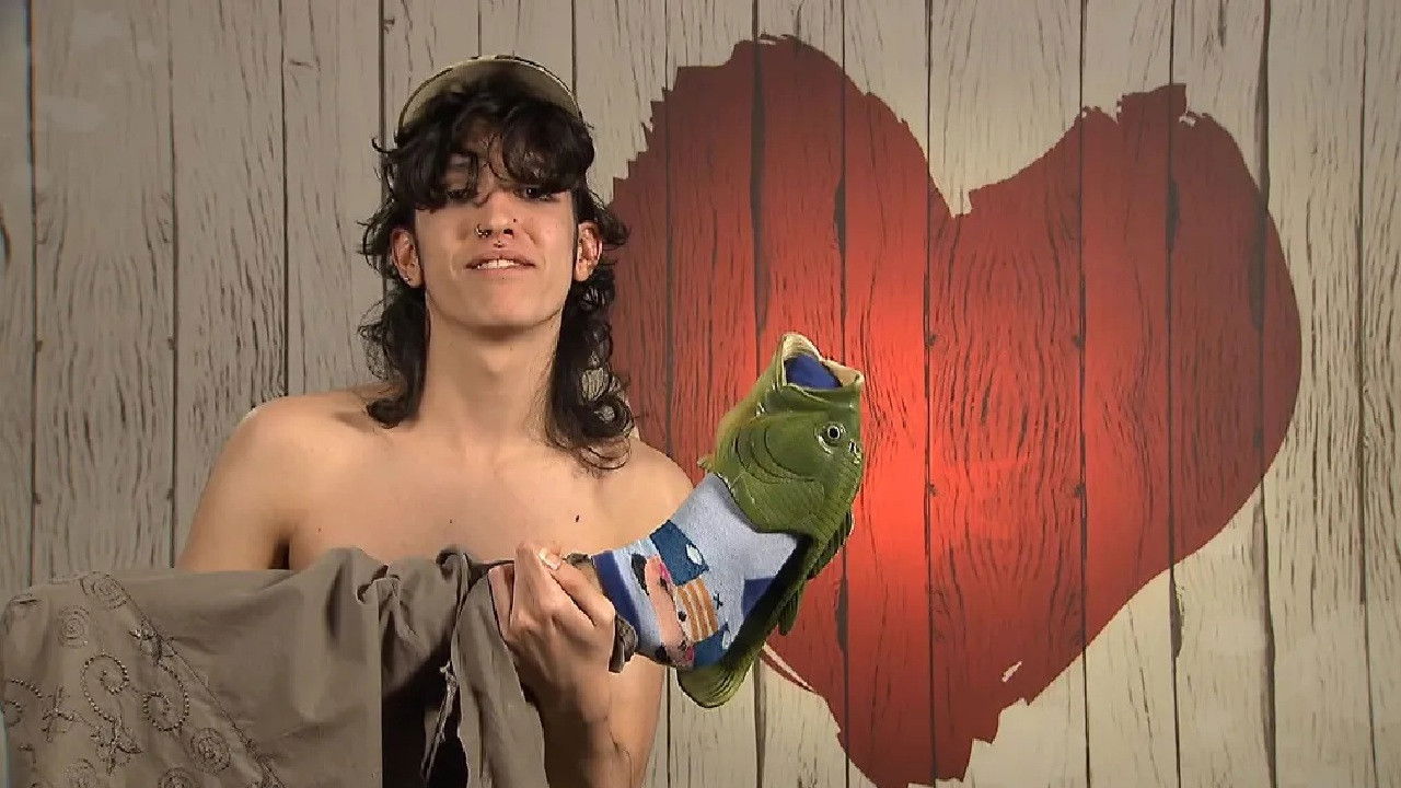 2122 - Cockroach or Nice Guy?