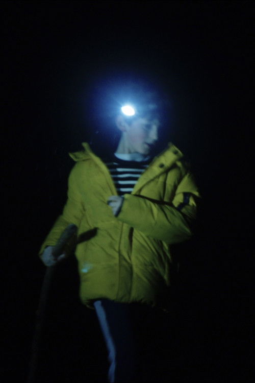 Cours très vite mais pas trop parce que ça glisse