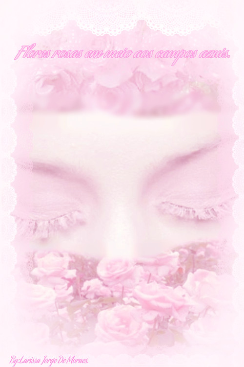 Flores rosas em meio aos campos azuis.